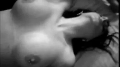 Lapin avec des bas video gratuite femme mures noirs sautant sur ses proches membres