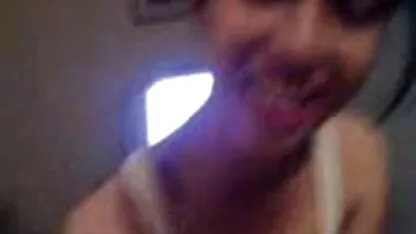 Horny tétons se fait baiser video matures gratuites par un homme dans un préservatif