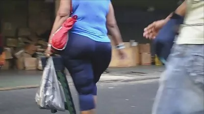 Deux hommes baise une brune devant un video gratuite de mature gynécologue