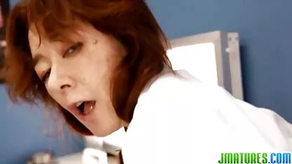 Superbe beauté video erotique femme mature avec de gros seins se masturbe dans la salle de bain