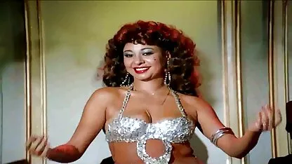 Homme avec video gratuite sexe femme mure de belles baise son amant sur la plage