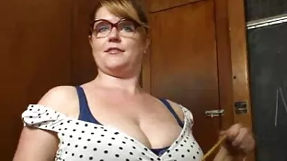 Hommes actifs frappant une femme noire avec un long video gratuite femme mures bâton