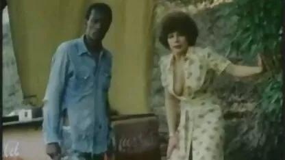 Partie video gratuite femme mure de sexe chaude sur la plage de sable nu