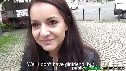 Très baisant ses cheveux d'enfance dans le lit video sex gratuit femme mature