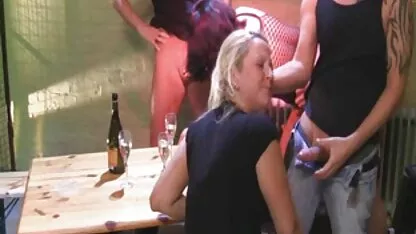 Lesbienne partie vidéos femmes mûres gratuites de sexe avec trois slim Les gars