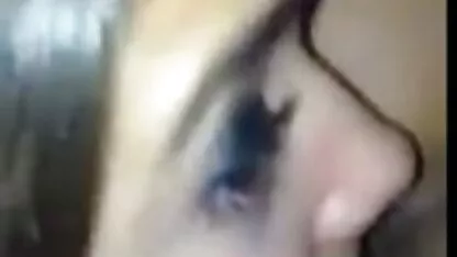 Une video x femme mure poupée qui est sur le sol est en colère contre la drina