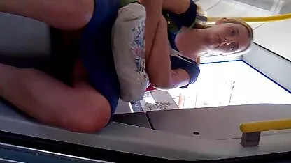 Skinny modèle baise video mature gratuit un homme dans le vagin rasé