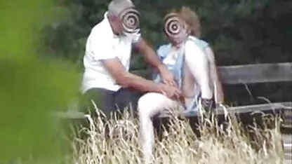 Les génisses soumettent et lient l'homme, se moquant de video gratuit mature lui