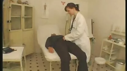 Une foule d'hommes baise les videos gratuites de femmes matures deux habitants du marché