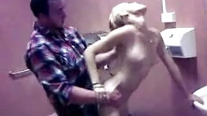Chanceux éjaculation dans le vagin d'une jeune femme qui bronzé video gratuite sexe femme mure