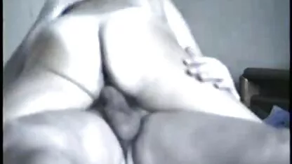 L'homme se jette sur videos femmes mures gratuites le vagin blond déchiré