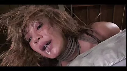 Les filles en uniforme aiment vidéos de femmes matures nues la Double Pénétration