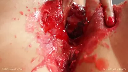 Jeune homme en baskets s'engager dans le video x amateur femme mature sexe anal avec un tuteur