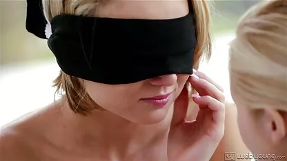 Jeune couple ayant des rapports sexuels dans femme mure video x la piscine