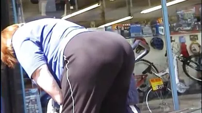 Plantureuse brunette obtient sperme video gratuite de femmes mures sur seins dans bureau