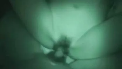 La beauté de s'asseoir sur le visage d'un homme extrait video femme mure dans le col et a frappé le pont