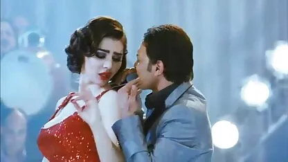 La beauté à lunettes apporte video gratuite mature du porno à la maison avec un homme