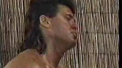 Belle secrétaire avec des bottes baisée sur la table video x femmes mures