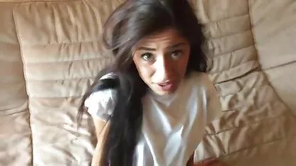 Deux lesbiennes film xxx mature gratuit mignonnes tombent entre les mains d'une fille énergique