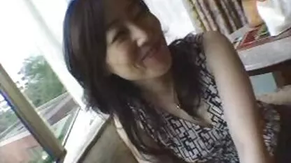 L'homme martèle une femme qui est attrayante sur la video gratuit mature table