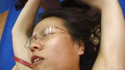 Fille Sexy en video sex femmes mures lingerie rose caresse l'homme qui a attaché