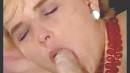 Pute film femmes matures équitation une bouteille de champagne dans son cul et doigté vagin