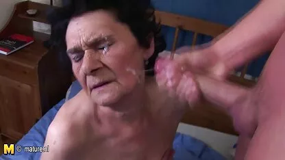 Homme d'une beauté incroyable avec videos gratuites de femmes mures un gros poulet juteux