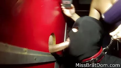 Pikaper baisée brune dans les videos x de femmes matures toilettes publiques