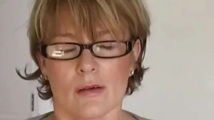 Un groupe de video x de femme mure filles ayant des relations sexuelles avec un mec sur le casting