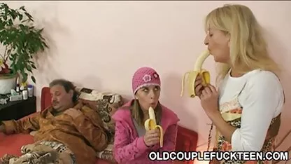 Khokhlushka avec petite amie baise sexe avec L'homme extrait video femme mure